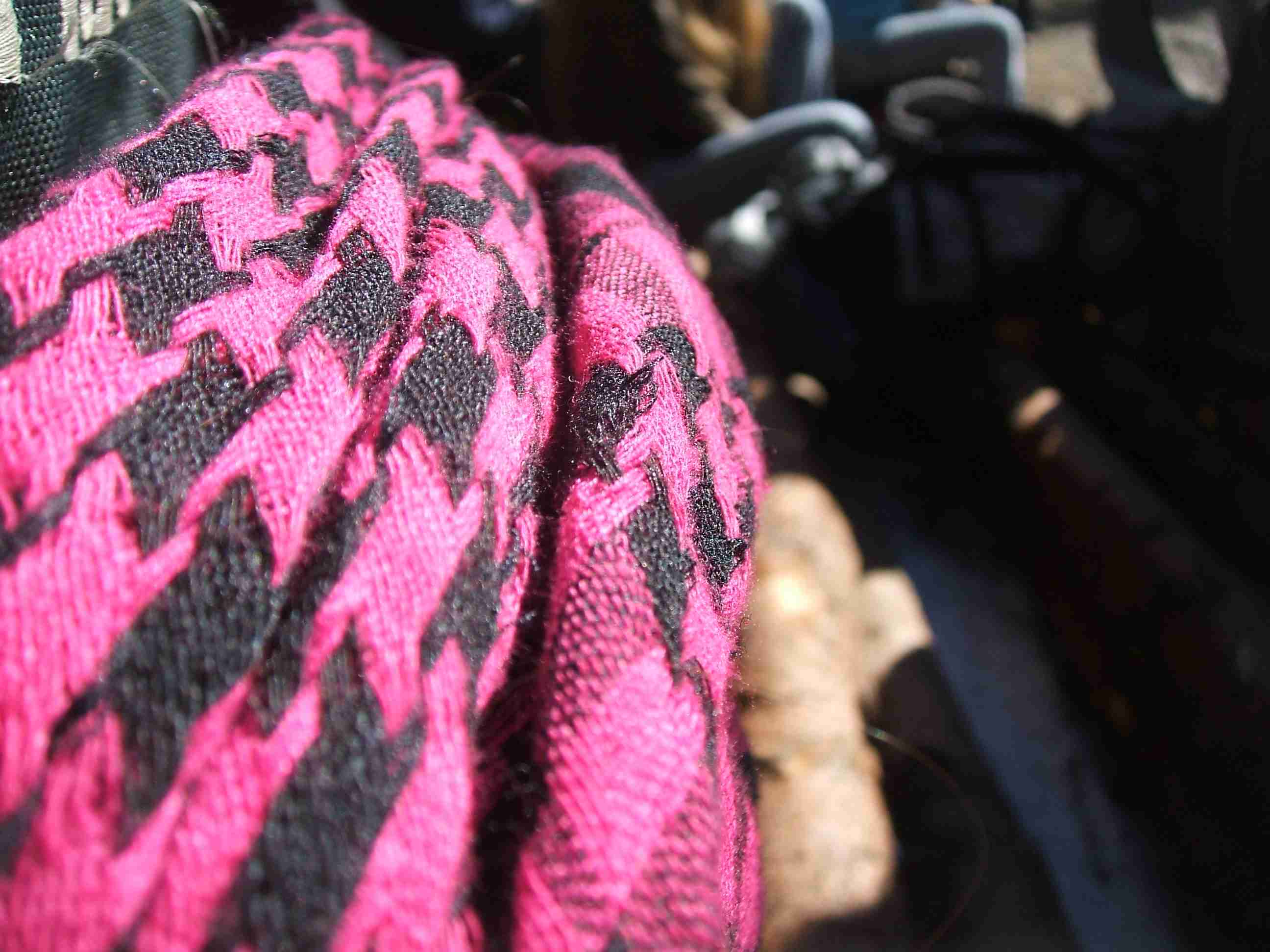 šátek přehozený přes batohy
